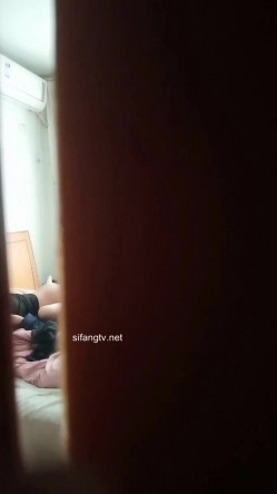 5月最新流出高二学生快开学了先干炮被同学偷拍流出疯了 截图5