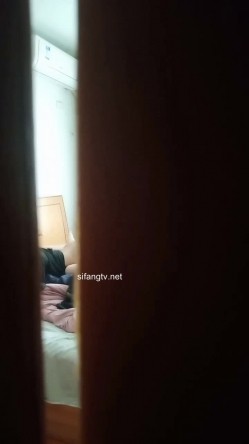 5月最新流出高二学生快开学了先干炮被同学偷拍流出疯了 截图6