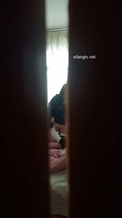 5月最新流出高二学生快开学了先干炮被同学偷拍流出疯了 截图12