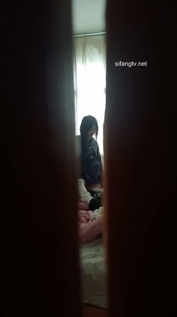 5月最新流出高二学生快开学了先干炮被同学偷拍流出疯了 截图13