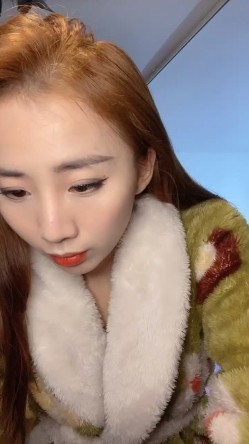 顶级大长腿！性感尤物美女！独自一人收费房诱惑，跪地翘起屁股，自摸骚穴，浴室洗澡湿身 截图1
