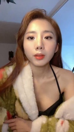 顶级大长腿！性感尤物美女！独自一人收费房诱惑，跪地翘起屁股，自摸骚穴，浴室洗澡湿身 截图3