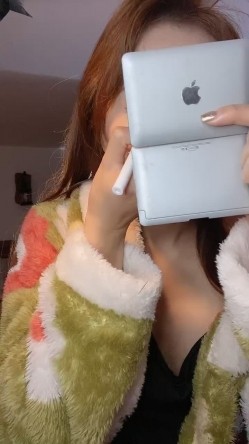 顶级大长腿！性感尤物美女！独自一人收费房诱惑，跪地翘起屁股，自摸骚穴，浴室洗澡湿身 截图4