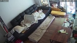 百姓民居摄像头入侵真实偸拍骚女隐私生活大揭密，亮点多多，用双腿夹被子蹭B的妹子是真会玩 截图1