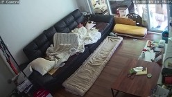 百姓民居摄像头入侵真实偸拍骚女隐私生活大揭密，亮点多多，用双腿夹被子蹭B的妹子是真会玩 截图2