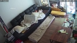 百姓民居摄像头入侵真实偸拍骚女隐私生活大揭密，亮点多多，用双腿夹被子蹭B的妹子是真会玩 截图3