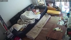 百姓民居摄像头入侵真实偸拍骚女隐私生活大揭密，亮点多多，用双腿夹被子蹭B的妹子是真会玩 截图13