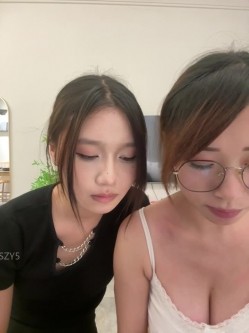 ️清纯主播【202509yoyo】表姐带着表妹下海直播、在线教口活、练习做爱姿势 截图5