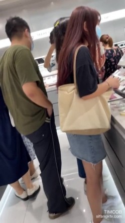 论坛VIP资源大师极限贴身CD超多漂亮小姐姐亮点多多各种骚丁露臀蕾丝骚内COSER美眉直接真空露逼 截图10