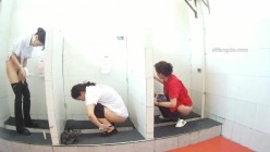 服务区女厕1镜多位置偷拍 ️路过婚车队伍伴娘亲友团络绎不绝上厕所场景庞大 截图7