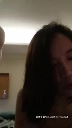 骚气少妇和眼镜男双人激情啪啪，深喉口交插嘴站立后入抽插再侧入，呻吟娇喘非常诱人 截图2