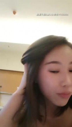 骚气少妇和眼镜男双人激情啪啪，深喉口交插嘴站立后入抽插再侧入，呻吟娇喘非常诱人 截图3