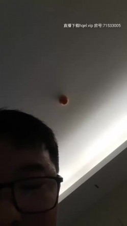 骚气少妇和眼镜男双人激情啪啪，深喉口交插嘴站立后入抽插再侧入，呻吟娇喘非常诱人 截图9