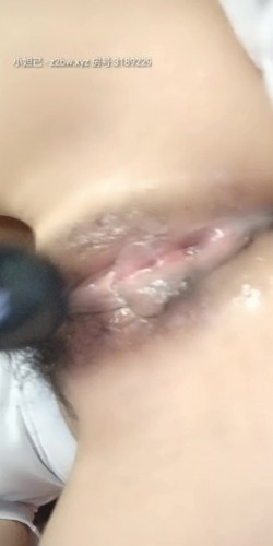【浙江奶妈】颜值极品美少妇，被莫名煞笔网友骂，还嘴骂回去，心情大爽拿出大黑牛伺候小淫穴，淫水流得好多好多，屏幕好骚啊！ 截图1