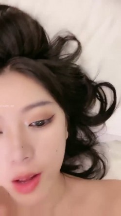 【汝汝汝】两大女神 两个妹子，女神被无套内射，超爽，欲仙欲死的小表情太销魂了，劲爆佳作 截图1
