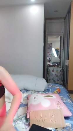 白丝新人小可爱露脸跟狼友发骚，旁边还有大姐姐，互动撩骚揉奶玩逼自慰呻吟，撅着屁股让狼友草，精彩别错过 截图3
