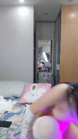 白丝新人小可爱露脸跟狼友发骚，旁边还有大姐姐，互动撩骚揉奶玩逼自慰呻吟，撅着屁股让狼友草，精彩别错过 截图4