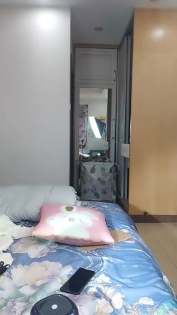 白丝新人小可爱露脸跟狼友发骚，旁边还有大姐姐，互动撩骚揉奶玩逼自慰呻吟，撅着屁股让狼友草，精彩别错过 截图11