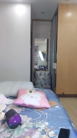 白丝新人小可爱露脸跟狼友发骚，旁边还有大姐姐，互动撩骚揉奶玩逼自慰呻吟，撅着屁股让狼友草，精彩别错过 截图12