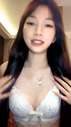 颜值很高的宝贝跟小哥激情啪啪直播全程露脸，特写展示骚穴口交大鸡巴激情上位，让小哥压在身下爆草高潮不断 截图2
