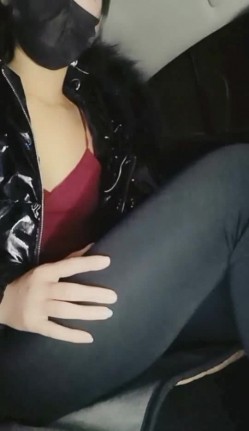 模特身材时尚性感美女主播晚上和粉丝在户外工地啪啪外面实在太冷了鸡巴硬不起只好车震 截图1