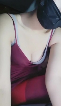 模特身材时尚性感美女主播晚上和粉丝在户外工地啪啪外面实在太冷了鸡巴硬不起只好车震 截图11