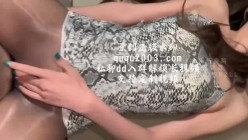 推特178九头身性感超模身材美腿女神「猫猫碎冰冰」「趣趣」蟒皮短裙油亮丝袜，深喉口交，自慰抠逼，女上位骑乘榨精，丝袜腿交 截图6