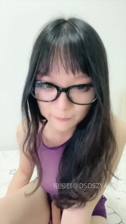 ️新人眼镜校花 十个眼镜九个骚 闷骚型丝袜大长腿舌钉口爆啪啪 截图9