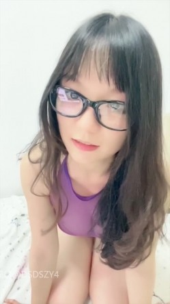 ️新人眼镜校花 十个眼镜九个骚 闷骚型丝袜大长腿舌钉口爆啪啪 截图10