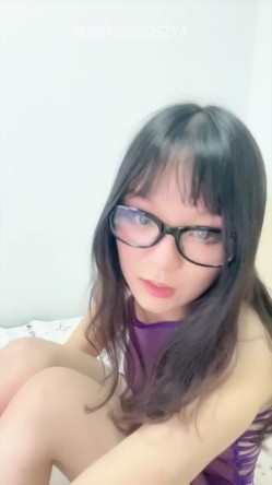️新人眼镜校花 十个眼镜九个骚 闷骚型丝袜大长腿舌钉口爆啪啪 截图12
