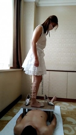 高清观察桌面与高跟鞋之间的小鸟如何被践踏出汁儿 截图6