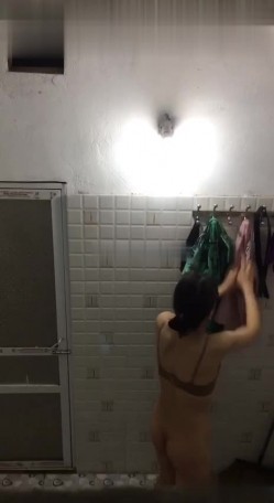偷拍大神洗澡偷拍 胆量挑战训练近距离各种场景偷拍妹子洗澡精选合集 截图2