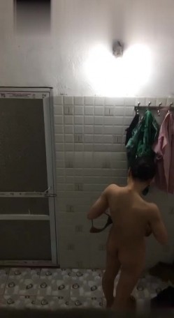 偷拍大神洗澡偷拍 胆量挑战训练近距离各种场景偷拍妹子洗澡精选合集 截图3