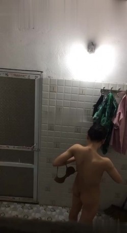 偷拍大神洗澡偷拍 胆量挑战训练近距离各种场景偷拍妹子洗澡精选合集 截图4