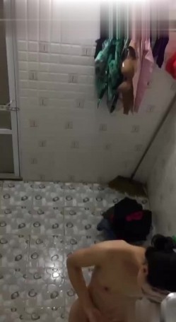 偷拍大神洗澡偷拍 胆量挑战训练近距离各种场景偷拍妹子洗澡精选合集 截图7