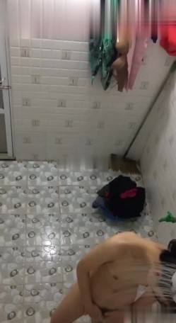 偷拍大神洗澡偷拍 胆量挑战训练近距离各种场景偷拍妹子洗澡精选合集 截图8