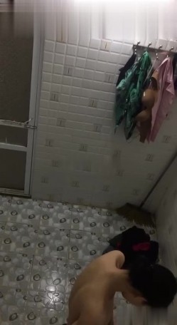 偷拍大神洗澡偷拍 胆量挑战训练近距离各种场景偷拍妹子洗澡精选合集 截图9