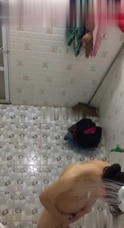 偷拍大神洗澡偷拍 胆量挑战训练近距离各种场景偷拍妹子洗澡精选合集 截图10
