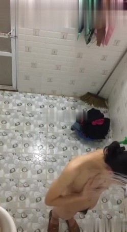 偷拍大神洗澡偷拍 胆量挑战训练近距离各种场景偷拍妹子洗澡精选合集 截图11