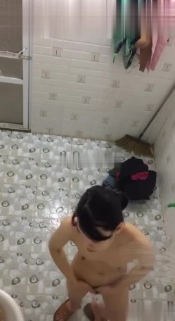 偷拍大神洗澡偷拍 胆量挑战训练近距离各种场景偷拍妹子洗澡精选合集 截图13