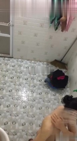 偷拍大神洗澡偷拍 胆量挑战训练近距离各种场景偷拍妹子洗澡精选合集 截图15