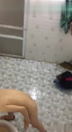 偷拍大神洗澡偷拍 胆量挑战训练近距离各种场景偷拍妹子洗澡精选合集 截图16
