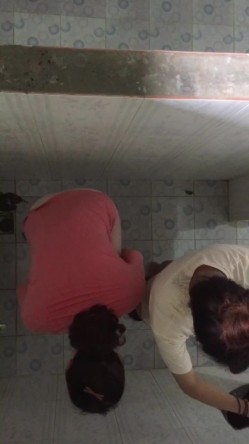 偷拍某海边旅游景区女更衣室内两姐妹相互给对方解胸罩扣子 截图6