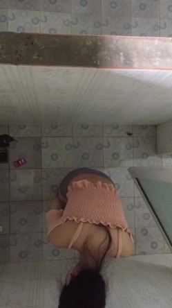偷拍某海边旅游景区女更衣室内两姐妹相互给对方解胸罩扣子 截图16
