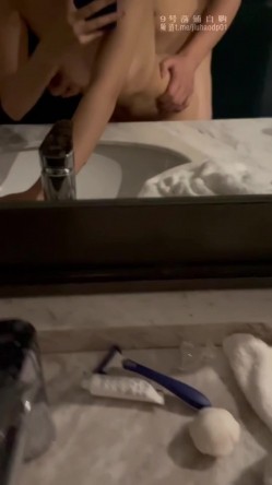 在外高冷女神私下是一只给主人舔脚随意调教的下贱母狗，有的女人看起来端庄 可一旦击碎她们内心的防线 截图1