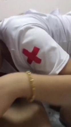 【最新极品流出】 性感骚货车模女神护士装制服诱惑性爱叫醒新方式 裹醒翘美臀大屌后入操爽 完美露脸 高清720P原版 截图10