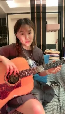 气质女神下海【女演员】唱歌弹琴前一秒还是个才女瞬间脱光骚浪起来了极品反差 截图1