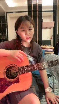 气质女神下海【女演员】唱歌弹琴前一秒还是个才女瞬间脱光骚浪起来了极品反差 截图3