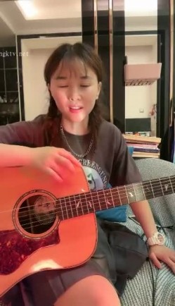 气质女神下海【女演员】唱歌弹琴前一秒还是个才女瞬间脱光骚浪起来了极品反差 截图4