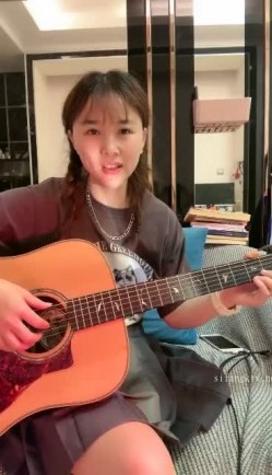 气质女神下海【女演员】唱歌弹琴前一秒还是个才女瞬间脱光骚浪起来了极品反差 截图5